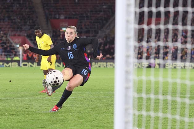 England gegen Ghana Frauen 02. Dezember 2025, Southampton Internationales Fußball-Freundschaftsspiel England gegen Ghana Frauen Alessia Russo von England erzielt ihr 2. Tor mit einem Elfmeter Foto Charlotte Wilson Abseits Southampton UK  Copyright: xCharlottexWilsonx xOffsidexOffside