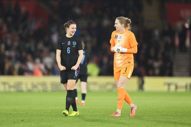 England gegen Ghana Women 02 Dezember 2025, Southampton Internationales Fußball-Freundschaftsspiel England gegen Ghana Women Lotte Wubben Moy aus England feiert mit Englands Torhüterin Anna Moorhouse Foto Charlotte Wilson Abseits Southampton UK  Copyright: xCharlottexWilsonx xOffsidexOffside