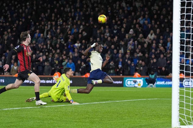 Bournemouth v Everton, Premier League, Football, Vitality Stadium, Bournemouth, UK - 02 Dec 2025 Djordje Petrovic goalkeeper of Bournemouth saves from Thierno Barry of Everton and the ball goes wide. Bournemouth Vitality Stadium Bournemouth GBR, UK NEWSPAPERS OUT Copyright: xSeanxRyanx