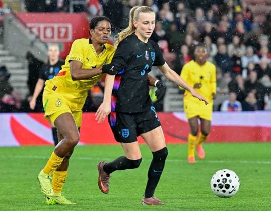 England Women v Ghana Women International Friendly, Länderspiel, Nationalmannschaft Aggie Beever-Jones of England Women in possession against Ghana Women during the International Friendly match at the St Mary s Stadium, Southampton 02 12 2025 UK Newspapers OUT Copyright: xPaulxBlakex FIL-22586-0047