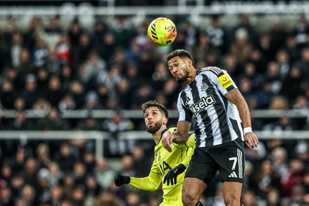 Premier League Newcastle United v Tottenham Hotspur Joelinton of Newcastle United jumps up to win the high ball during the Premier League match Newcastle United vs Tottenham Hotspur at St. James s Park, Newcastle, United Kingdom, 2nd December 2025 (Photo by Alfie Cosgrove News Images) Newcastle St. James s Park Tyne and Wear United Kingdom Copyright: xAlfiexCosgrove NewsxImagesx