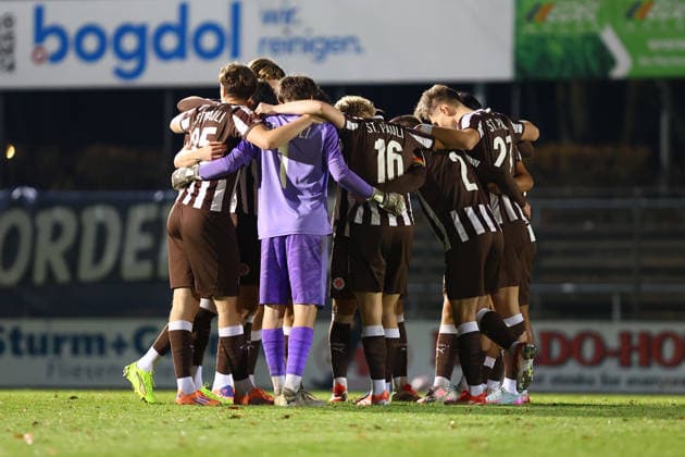 Team circle of FC St Pauli U23 Football I Men I Regionalliga Nord I Season 2025 2026 I 21 Matchday I FC St Pauli U23 VfB Oldenburg I 02 12 2025 I Edmund Plambeck Stadium