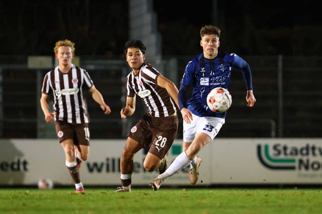 28 Nick Schmidt FC St Pauli U23 , 23 Willem Hoffrogge VfB Oldenburg Soccer I Men I Regionalliga Nord I Season 2025 2026 I 21 Matchday I FC St Pauli U23 VfB Oldenburg I 02 12 2025 I Edmund Plambeck Stadion