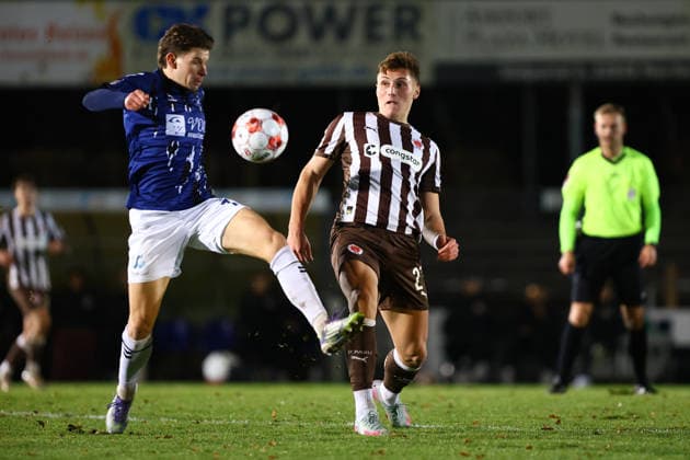 27 Oleg Skakun FC St Pauli U23 , 7 Vjekoslav Taritas VfB Oldenburg Fußball I Herren I Regionalliga Nord I Saison 2025 2026 I 21 Spieltag I FC St Pauli U23 VfB Oldenburg I 02 12 2025 I Edmund Plambeck Stadion