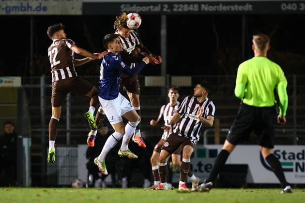 7 Jannik Robatsch FC St Pauli U23 and 22 Rijad Smajic FC St Pauli U23 , 29 Mats Facklam VfB Oldenburg Fußball I Herren I Regionalliga Nord I Saison 2025 2026 I 21 Spieltag I FC St Pauli U23 VfB Oldenburg I 02 12 2025 I Edmund Plambeck Stadion