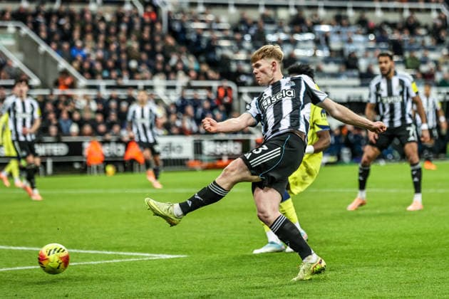 Premier League Newcastle United v Tottenham Hotspur Lewis Hall of Newcastle United takes a shot on goal during the Premier League match Newcastle United vs Tottenham Hotspur at St. James s Park, Newcastle, United Kingdom, 2nd December 2025 (Photo by Alfie Cosgrove News Images) Newcastle St. James s Park Tyne and Wear United Kingdom Copyright: xAlfiexCosgrove NewsxImagesx
