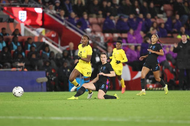 England gegen Ghana Frauen 02 Dezember 2025, Southampton Internationales Fußball-Freundschaftsspiel England gegen Ghana Frauen Lotte Wubben Moy aus England kämpft mit Abigail Kofi Kim aus Ghana Foto Charlotte Wilson Abseits Southampton UK  Copyright: xCharlottexWilsonx xOffsidexOffside