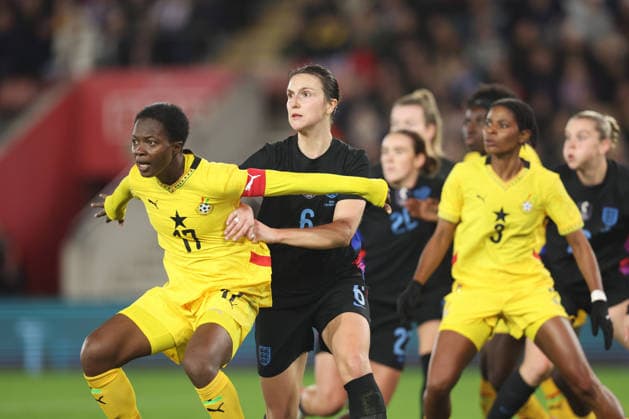 England gegen Ghana Frauen 02 Dezember 2025, Southampton Internationales Fußball-Freundschaftsspiel England gegen Ghana Frauen Lotte Wubben Moy aus England kämpft mit Portia Boakye aus Ghana Foto Charlotte Wilson Abseits Southampton UK  Copyright: xCharlottexWilsonx xOffsidexOffside