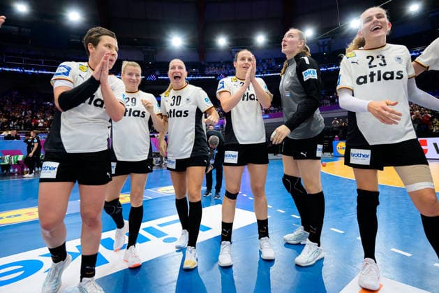 Handball, Womens World Championship, Main Round Group 2 Germany Faeroer Islands Alina Grijseels Germany , Antje Döll Doell Germany , Jenny Behrend Germany , Julia Maidhof Germany , Viola Leuchter Germany Final Cheers Final Cheers Emotion Joy Dortmund Westfalenhalle Nordrhein Westfalen Germany