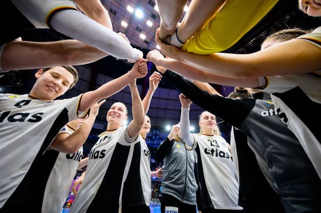 Handball, Womens World Championship, Main Round Group 2 Germany Faeroer Islands the team of Germany, Final Cheer Final Cheer Emotion Joy , Hands Dortmund Westfalenhalle North Rhine Westphalia Germany
