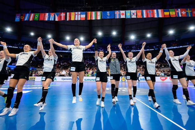 Handball, Womens World Championship, Main Round Group 2 Germany Faeroer Islands Final Cheer Final Cheer Emotion Joy the team of Germany Dortmund Westfalenhalle Nordrhein Westfalen Germany
