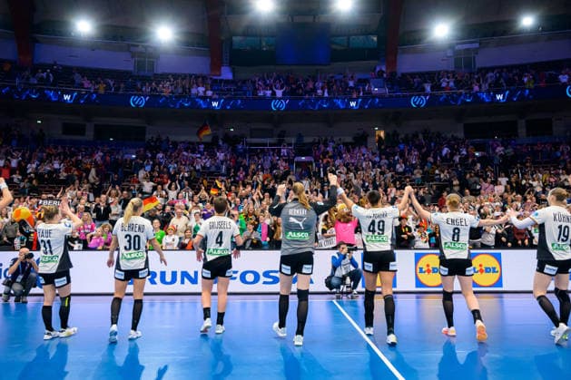Handball, Womens World Championship, Main Round Group 2 Germany Faeroer Islands Final Cheer Final Cheer Emotion Joy Dortmund Westfalenhalle North Rhine-Westphalia Germany