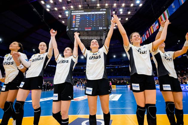 Handball, Womens World Championship, Main Round Group 2 Germany Faeroer Islands Nieke Kühne Kuehne Germany , Alexia Hauf Germany , Jenny Behrend Germany , Marie Steffen Germany Final Cheers Final Cheers Emotion Joy Dortmund Westfalenhalle Nordrhein Westfalen Germany