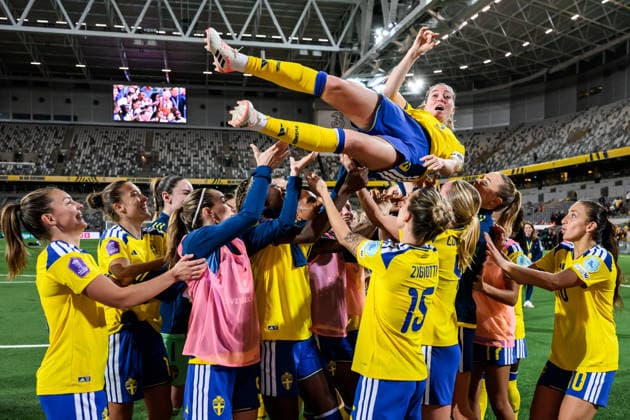 251202 Linda Sembrant of Sweden is celebrated after the Women s Nations League bronze medal second leg match between Sweden and France on December 2, 2025 in Stockholm Photo Jesper Zerman BILDBYRAN kod JZ JM0754 bbeng fotboll football soccer fotball nations league uefa womens nations league bronsmatch bronze medal match dam sverige sweden frankrike france  Copyright: JESPERxZERMAN BB251202JZ108