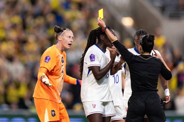 Goalkeeper Pauline Peyraud-Magnin (16 France) receives a yellow during the Third-place match of the UEFA Womens Nations League football match between Sweden and France at 3Arena in Stockholm, Sweden. Copyright: xAnexFrosakerx xSPPx Sportspressphoto_SPR69272