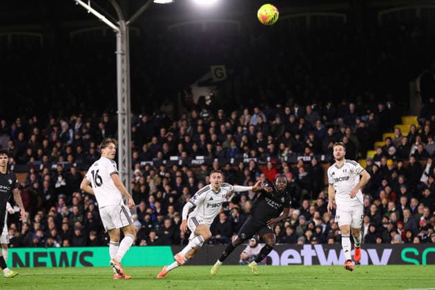 Fulham gegen Manchester City 02. Dezember 2025, London Premier League Fußball Fulham gegen Manchester City Jeremy Doku von Manchester City schießt zum fünften Tor, das als Eigentor von Sander Berge von Fulham gewertet wird Foto Jacques Feeney Abseits London UK  Copyright: xJacquesxFeeneyx xOffsidexOffside