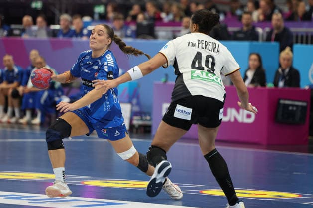 GER, Dortmund, 27th Wommen s World Championship 2025, Main Round, Group II 1 Round Germany GER vs Faroe Islands Faroe Icland FRO 02 12 2025, Westfalenhalle, Dortmund, GER, Dortmund, 27th Wommen s World Championship 2025, Main Round, Group II 1 Round Germany Germany GER vs Faroe Islands Faroe Icland FRO , pictured Suna HANSEN FRO 10 , in a duel against Aimà e von Pereira Ger 49 , nordphotoxGmbHx xMeuter nph00351