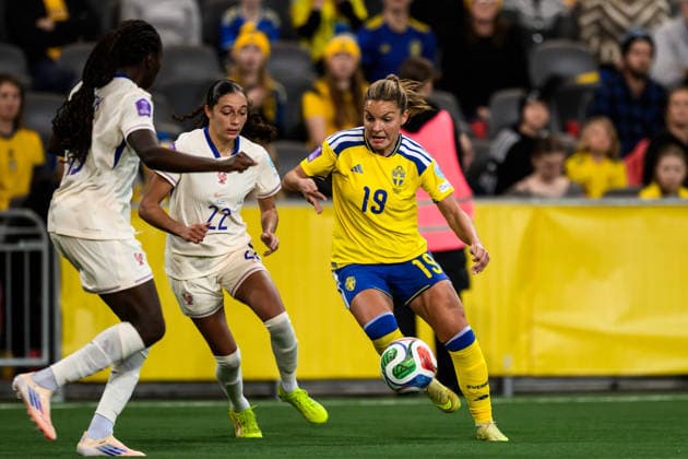 251202 Kessya Bussy of France and Johanna Rytting Kaneryd of Sweden during the Women s Nations League bronze medal second leg match between Sweden and France on December 2, 2025 in Stockholm Photo Simon Hastegard BILDBYRAN kod SH JM0754 bbeng fotboll football soccer fotball nations league uefa womens nations league bronsmatch bronze medal match dam sverige sweden frankrike france  Copyright: SIMONxHASTEGARD BB251202SH098