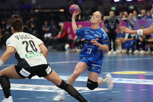 GER, Dortmund, 27th Wommen s World Championship 2025, Main Round, Group II 1 Round Germany Germany GER vs Faroe Islands Faroe Icland FRO 02 12 2025, Westfalenhalle, Dortmund, GER, Dortmund, 27th Wommen s World Championship 2025, Main Round, Group II 1 Round Germany Germany GER vs Faroe Islands Faroe Icland FRO , in the picture Jana MITTÃöN FRO 77 , with ball in hand for the throw nordphotoxGmbHx xMeuter nph00351