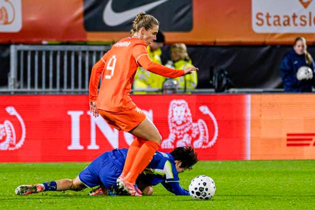 Vivianne Miedema of The Netherlands battles for possession with Soo Jeong Park of South Korea Netherlands v South Korea, Women s International Friendly, Länderspiel, Nationalmannschaft Netherlands v South Korea, Mandemakers Stadium, December 2, 2025, Waalwijk, Netherlands.