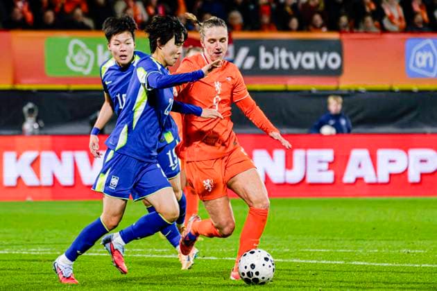 Vivianne Miedema of The Netherlands battles for possession with Minhwa Lee of South Korea Netherlands v South Korea, Women s International Friendly, Länderspiel, Nationalmannschaft Netherlands v South Korea, Mandemakers Stadium, December 2, 2025, Waalwijk, Netherlands.