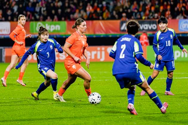 Lynn Groenewegen of The Netherlands battles for possession with Jaeeun Song of South Korea Netherlands v South Korea, Women s International Friendly, Länderspiel, Nationalmannschaft Netherlands v South Korea, Mandemakers Stadium, December 2, 2025, Waalwijk, Netherlands.