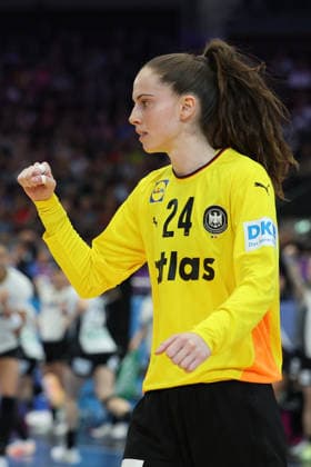 GER, Dortmund, 27th Wommens World Championship 2025, Main Round, Group II 1 Round Germany Germany GER vs Faroe Islands Faroe Icland FRO 02 12 2025, Westfalenhalle, Dortmund, GER, Dortmund, 27th Wommens World Championship 2025, Main Round, Group II 1 Round Germany Germany GER vs Faroe Islands Faroe Icland FRO , in the picture Sarah Wachter goalkeeper Ger 24 , is happy about a saved ball nordphotoxGmbHx xMeuter nph00351