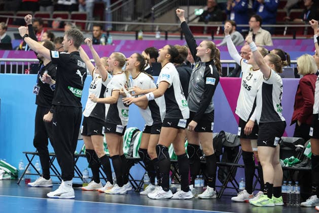 GER, Dortmund, 27th Wommens World Championship 2025, Main Round, Group II 1 Round Germany Germany GER vs Faroe Islands Faroe Icland FRO 02 12 2025, Westfalenhalle, Dortmund, GER, Dortmund, 27th Wommens World Championship 2025, Main Round, Group II 1 Round Germany Germany GER vs Faroe Islands Faroe Icland FRO , in the picture the German bench is happy about a goal nordphotoxGmbHx xMeuter nph00351