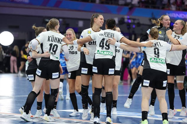GER, Dortmund, 27th Wommen s World Championship 2025, Main Round, Group II 1 Round Germany Germany GER vs Faroe Islands Faroe Icland FRO 02 12 2025, Westfalenhalle, Dortmund, GER, Dortmund, 27th Wommen s World Championship 2025, Main Round, Group II 1 Round Germany Germany GER vs Faroe Islands Faroe Icland FRO , in the picture the German ladies are happy about the victory Antje Döll Ger 29 , Jenny Behrend Ger 30 , Xenia Smits Ger 11 , Lisa Antl Ger 9 , Aimà e von Pereira Ger 49 , Markus Gaugisch Coach, Julia Maidhof Ger 27 , Annika Lott Ger 23 , Marie Vogel Ger 14 , Aimà e von Pereira Ger 49 , nordphotoxGmbHx xMeuter nph00351