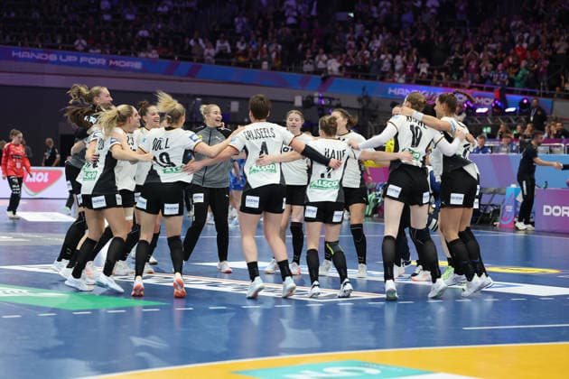 GER, Dortmund, 27th Wommen s World Championship 2025, Main Round, Group II 1 Round Germany Germany GER vs Faroe Islands Faroe Icland FRO 02 12 2025, Westfalenhalle, Dortmund, GER, Dortmund, 27th Wommen s World Championship 2025, Main Round, Group II 1 Round Germany Germany GER vs Faroe Islands Faroe Icland FRO , in the picture the German ladies are happy about the victory Antje Döll Ger 29 , Jenny Behrend Ger 30 , Xenia Smits Ger 11 , Lisa Antl Ger 9 , Aimà e von Pereira Ger 49 , Markus Gaugisch Coach, Julia Maidhof Ger 27 , Annika Lott Ger 23 , Marie Vogel Ger 14 , Aimà e von Pereira Ger 49 , nordphotoxGmbHx xMeuter nph00351