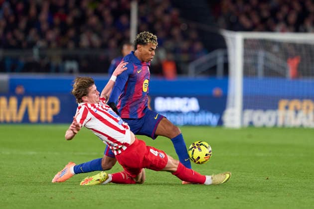 FC Barcelona, Barca v Atletico de Madrid - LaLiga EA Sports BARCELONA, SPAIN - DECEMBER 02: Lamine Yamal of FC Barcelona competes for the ball with Conor Gallagher of Atletico de Madrid during the LaLiga EA Sports match between FC Barcelona and Atletico de Madrid at Spotify Camp Nou on December 02, 2025 in Barcelona, Spain. (Photo by Gerard Franco Photo Players Images Magara Press) Barcelona Spotify Camp Nou Stadium Spain Copyright: xGerardxFrancox