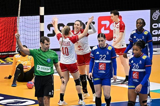 2025.12.02 s-Hertogenbosch pilka reczna kobiet Mistrzostwa Swiata Francja - Polska N z radosc emocje Daria Michalak Monika Kobylinska Foto Lukasz Laskowski PressFocus 2025.12.02 s-Hertogenbosch IHF WomenÕs Handball World Championship, WM, Weltmeisterschaft France v Poland radosc emocje Daria Michalak Monika Kobylinska Credit: Lukasz Laskowski PressFocus NEWSPIX.PL --- newspix.pl POLAND OUT! 