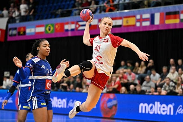 2025.12.02 s-Hertogenbosch pilka reczna kobiet Mistrzostwa Swiata Francja - Polska N z Pauletta Foppa Daria Michalak Foto Lukasz Laskowski PressFocus 2025.12.02 s-Hertogenbosch IHF WomenÕs Handball World Championship, WM, Weltmeisterschaft France v Poland Pauletta Foppa Daria Michalak Credit: Lukasz Laskowski PressFocus NEWSPIX.PL --- newspix.pl POLAND OUT! 