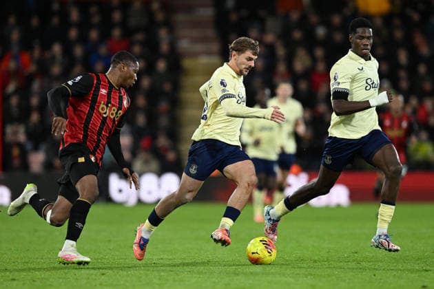 Bournemouth v Everton Premier League 02 12 2025. Kiernan Dewsbury-Hall (22) of Everton on the attack battles for possession with Bafode Diakite (18) of AFC Bournemouth during the Premier League match between Bournemouth and Everton at the Vitality Stadium, Bournemouth, England on 2 December 2025. Bournemouth Vitality Stadium Dorset England Editorial use only DataCo restrictions apply See www.football-dataco.com , Copyright: xGrahamxHuntx PSI-23324-0267