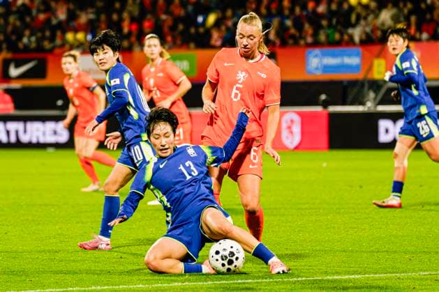 Soo Jeong Park of South Korea battles for possession with Ella Peddemors of The Netherlands Netherlands v South Korea, Women s International Friendly, Länderspiel, Nationalmannschaft Netherlands v South Korea, Mandemakers Stadium, December 2, 2025, Waalwijk, Netherlands.