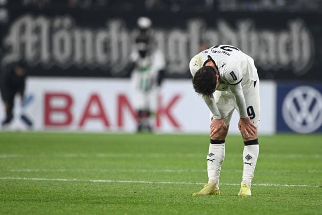Joe SCALLY MG enttaeuscht, enttäuscht, Enttäuschung, Enttaeuschung Fussball, DFB Pokal, Achtelfinale, Round of 16, Borussia Moenchengladbach MG FC St Pauli Pauli 1 2 am 02 12 2025 im Borussiapark Moenchengladbach Deutschland DFL regulations prohibit any use of photographs as image sequences and or quasi video Â
