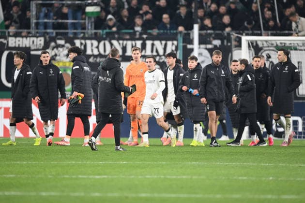 Borussia Moenchengladbach enttaeuscht, enttäuscht, Enttäuschung, Enttaeuschung nach dem Schlusspfiff, Fussball, DFB Pokal, Achtelfinale, Round of 16, Borussia Moenchengladbach MG FC St Pauli Pauli 1 2 am 02 12 2025 im Borussiapark Moenchengladbach Deutschland DFL regulations prohibit any use of photographs as image sequences and or quasi video Â