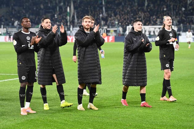Schlussjubel St Pauli, Jubel, jubeln, Freude, cheers, Fußball, DFB Pokal, Achtelfinale, Round of 16, Borussia Moenchengladbach MG FC St Pauli Pauli 1 2 am 02 12 2025 im Borussiapark Moenchengladbach Deutschland DFL regulations prohibit any use of photographs as image sequences and or quasi video Â