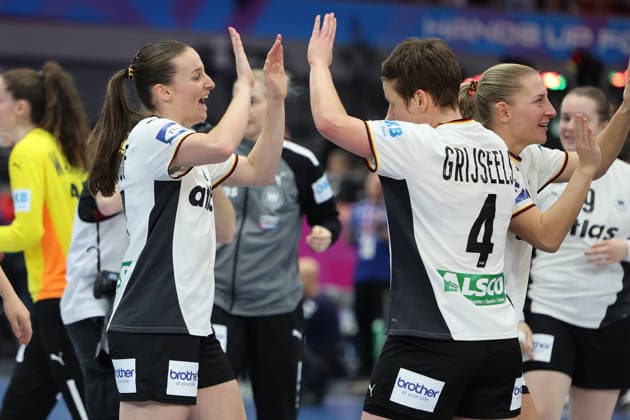 GER, Dortmund, 27th Wommen s World Championship 2025, Main Round, Group II 1 Round Germany Germany GER vs Faroe Islands Faroe Icland FRO 02 12 2025, Westfalenhalle, Dortmund, GER, Dortmund, 27th Wommen s World Championship 2025, Main Round, Group II 1 Round Germany Germany GER vs Faroe Islands Faroe Icland FRO , in the picture the German ladies are happy about the victory Alina Grijseels Ger 4 , Julia Maidhof Ger 27 , nordphotoxGmbHx xMeuter nph00351