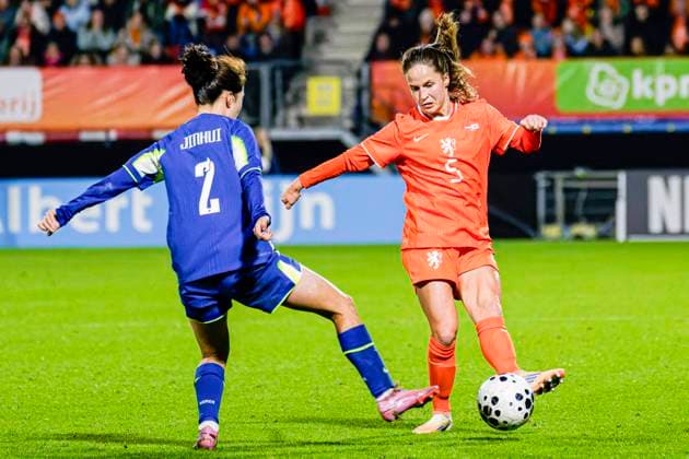 Marisa Olislagers of The Netherlands battles for possession with Jihui Kim of South Korea Netherlands v South Korea, Women s International Friendly, Länderspiel, Nationalmannschaft Netherlands v South Korea, Mandemakers Stadium, December 2, 2025, Waalwijk, Netherlands.