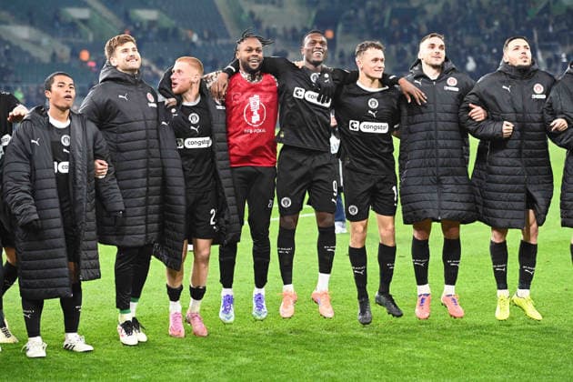 Schlussjubel FC St Pauli, Jubel, jubeln, Freude, cheers, Fussball, DFB Pokal, Achtelfinale, Round of 16, Borussia Moenchengladbach MG FC St Pauli Pauli 1 2 am 02 12 2025 im Borussiapark Moenchengladbach Deutschland DFL regulations prohibit any use of photographs as image sequences and or quasi video Â