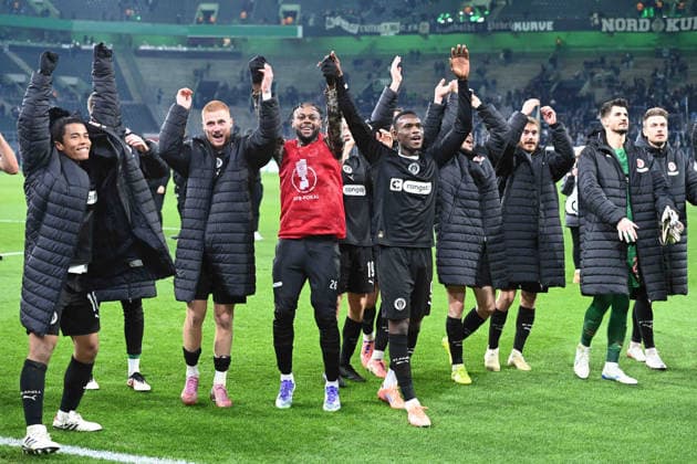 Schlussjubel FC St Pauli, Jubel, jubeln, Freude, cheers, Fußball, DFB Pokal, Achtelfinale, Round of 16, Borussia Moenchengladbach MG FC St Pauli Pauli 1 2 am 02 12 2025 im Borussiapark Moenchengladbach Deutschland DFL regulations prohibit any use of photographs as image sequences and or quasi video Â