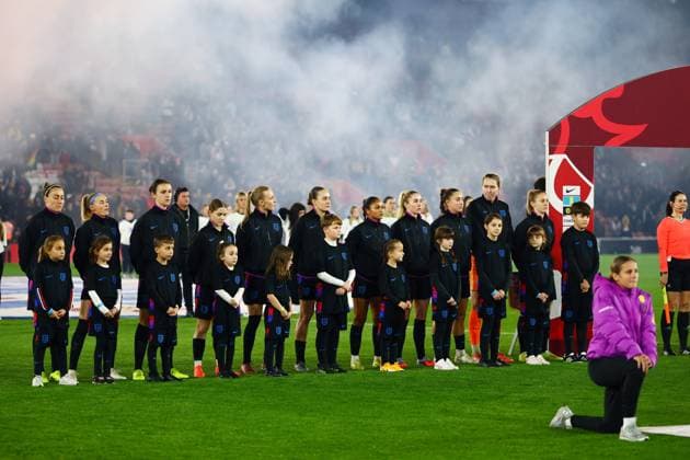 Players line up before kick off. England Women v Ghana Women, International Friendly, Länderspiel, Nationalmannschaft Football, St Mary s Stadium, Southampton, UK - 02 Dec 2025Southampton St Mary s Stadium United Kingdom EDITORIAL USE ONLY No use with unauthorised audio, video, data, fixture lists, club league logos or live services. Online in-match use limited to 120 images, no video emulation. No use in betting, games or single club league player publications.  Copyright: xJamesxMarsh Shutterstockx 16005561cq