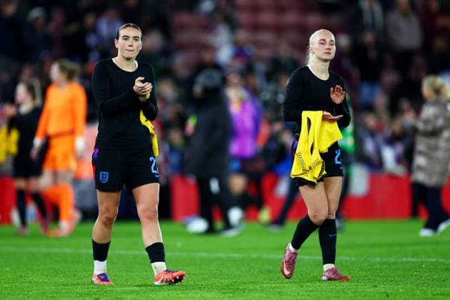 England players applaud fans. England Women v Ghana Women, International Friendly, Länderspiel, Nationalmannschaft Football, St Mary s Stadium, Southampton, UK - 02 Dec 2025Southampton St Mary s Stadium United Kingdom EDITORIAL USE ONLY No use with unauthorised audio, video, data, fixture lists, club league logos or live services. Online in-match use limited to 120 images, no video emulation. No use in betting, games or single club league player publications.  Copyright: xJamesxMarsh Shutterstockx 16005561cn