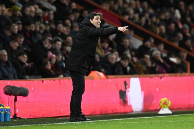 Bournemouth v Everton Premier League 02 12 2025. AFC Bournemouth manager Andoni Iraola gestures during the Premier League match between Bournemouth and Everton at the Vitality Stadium, Bournemouth, England on 2 December 2025. Bournemouth Vitality Stadium Dorset England Editorial use only DataCo restrictions apply See www.football-dataco.com , Copyright: xGrahamxHuntx PSI-23324-0304