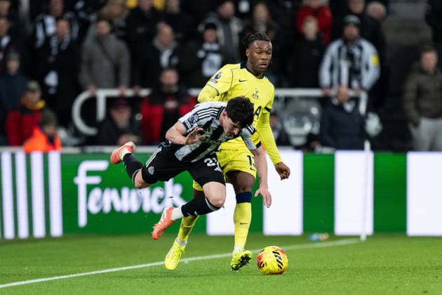 NEWCASTLE UPON TYNE, ENGLAND, DEC 2: Livramento of Newcastle United (L) and Destiny Udogie of Tottenham (R) during the Premier League match between Newcastle United and Tottenham Hotspur at St James Park on December 2, 2025 in Newcastle, England. Photo by Will Palmer SPP Copyright: xWillxPalmer SPPx Sportspressphoto_SPR69323