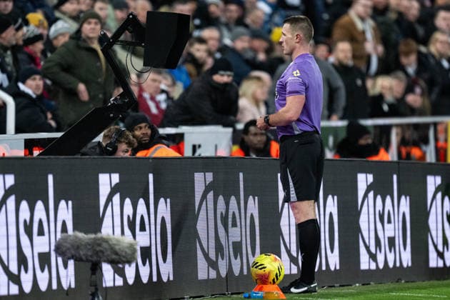 NEWCASTLE UPON TYNE, ENGLAND, DEC 2: The referee Anthony Backhouse checks VAR during the Premier League match between Newcastle United and Tottenham Hotspur at St James Park on December 2, 2025 in Newcastle, England. Photo by Will Palmer SPP Copyright: xWillxPalmer SPPx Sportspressphoto_SPR69344
