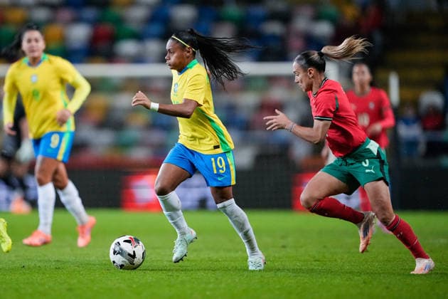 AVEIRO, PORTUGAL - DECEMBER 2: Taina Maranhao of Brazil (L) runs with the ball under pressure from Lucia Alves of Portugal (R) during a Women?s International Friendly, Länderspiel, Nationalmannschaft match between Portugal and Brazil at Estádio Municipal de Aveiro on December 2, 2025 in Aveiro, Portugal. (Photo by Pedro Loureiro Sports Press Photo) Copyright: xPedroxLoureiro SportsxPressxPhotx Sportspressphoto_SPR69367