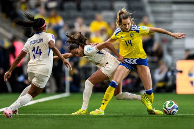 251202 Kessya Bussy of France and Nathalie Björn of Sweden during the Women s Nations League bronze medal second leg match between Sweden and France on December 2, 2025 in Stockholm Photo Jesper Zerman BILDBYRAN kod JZ JM0754 bbeng fotboll football soccer fotball nations league uefa womens nations league bronsmatch bronze medal match dam sverige sweden frankrike france  Copyright: JESPERxZERMAN BB251202JZ120