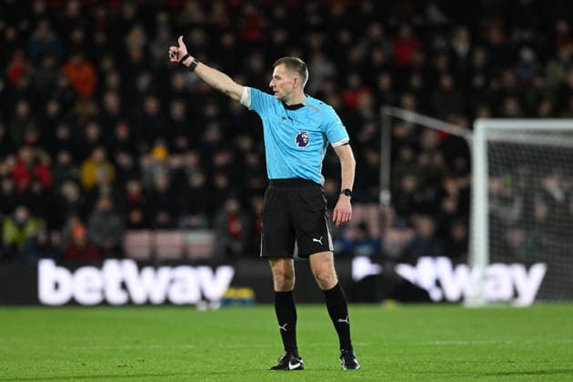 Bournemouth v Everton Premier League 02 12 2025. Referee Michael Salisbury during the Premier League match between Bournemouth and Everton at the Vitality Stadium, Bournemouth, England on 2 December 2025. Bournemouth Vitality Stadium Dorset England Editorial use only DataCo restrictions apply See www.football-dataco.com , Copyright: xGrahamxHuntx PSI-23324-0327